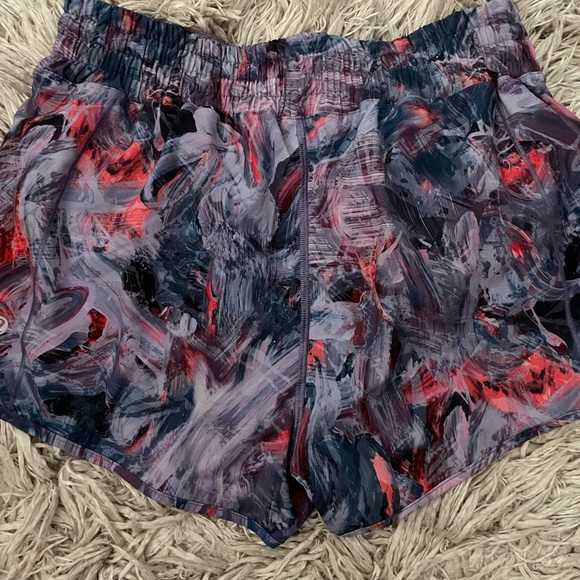 lululemon hotty hot high rise 2.5” shorts - Picture 2 of 4